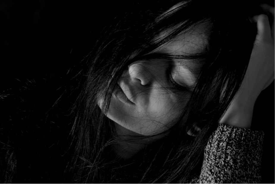 Analista despedida ao retornar de tratamento para depressão deve ser indenizada