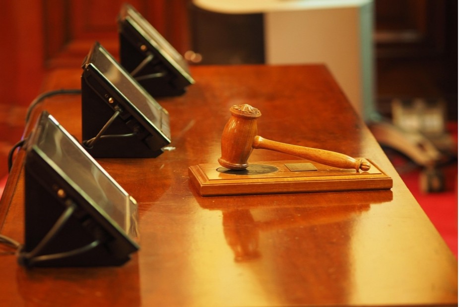 Confirmada justa causa de empregada que fez bronzeamento artificial durante licença por atestado médico Confirmada justa causa de empregada que fez bronzeamento artificial durante licença por atestado médico