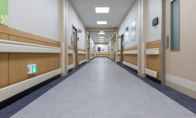 Hospital que mantinha câmeras de vigilância em área destinada a troca de roupas deve indenizar empregada por danos morais