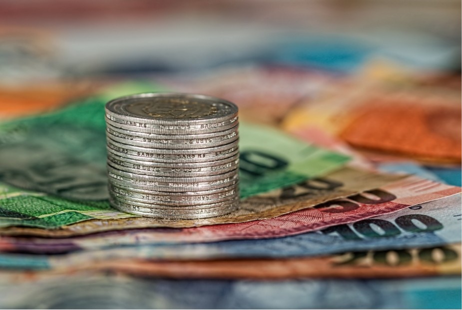 Salário combinado em moeda estrangeira deve ser convertido pela cotação do dia da contratação