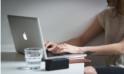 Sem aditivo contratual escrito sobre teletrabalho, corretora terá de pagar horas extras a gerente