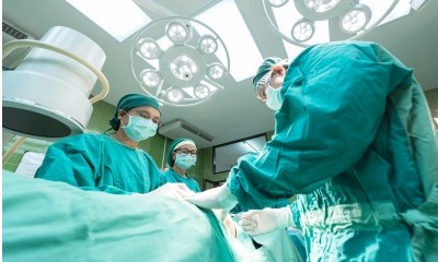 Técnica em enfermagem deve ser indenizada por não ter sido afastada de atividade insalubre durante a lactação