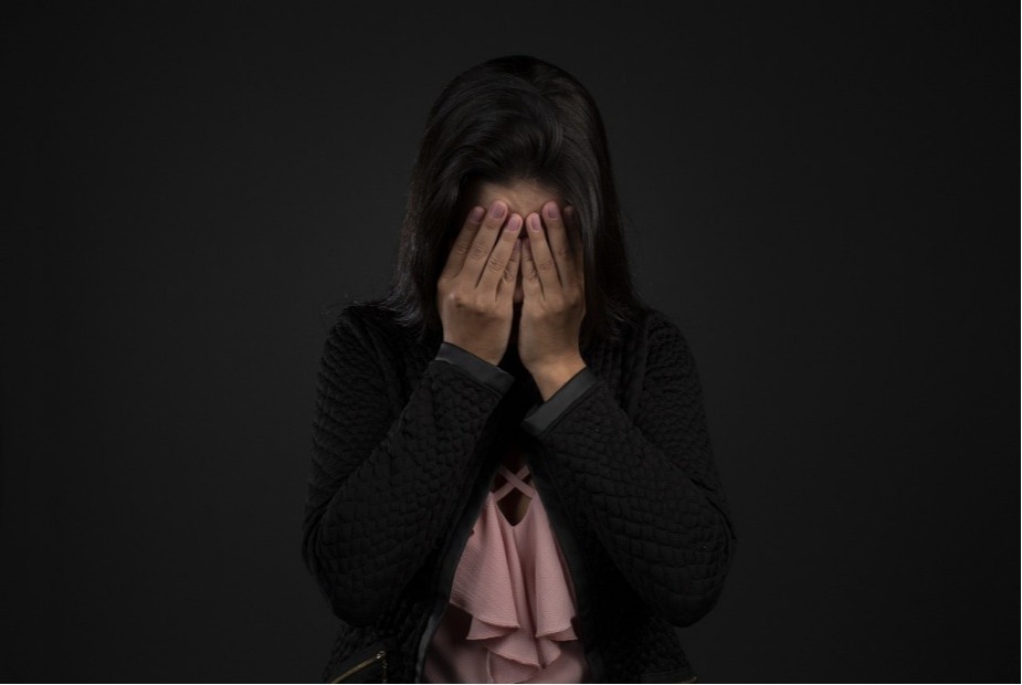 Auxiliar com câncer de garganta demitida um dia após apresentar atestado será indenizada Auxiliar com câncer de garganta demitida um dia após apresentar atestado será indenizada