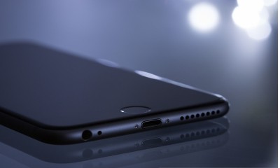 TRT-MG determina devolução de descontos salariais por furto de celular corporativo