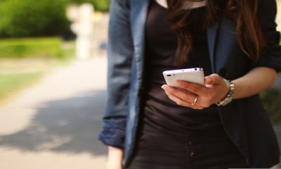 Uso de celular corporativo para envio de mensagens discriminatórias gera justa causa