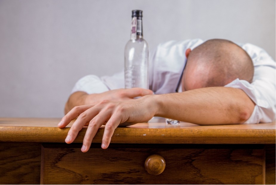Alcoolismo e trabalho: entre o estigma, a doença e a proteção dos direitos