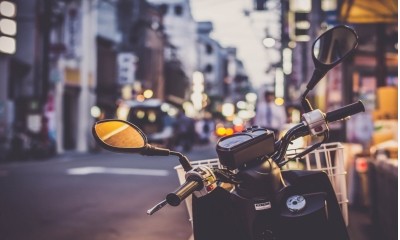 Farmácia deve indenizar por furto de motocicleta em estacionamento utilizado durante a jornada