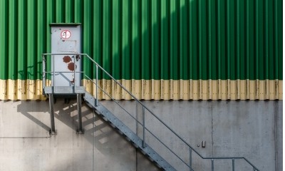 Mecânico que descumpriu normas de segurança e fraturou o braço ao cair de escada não receberá indenização