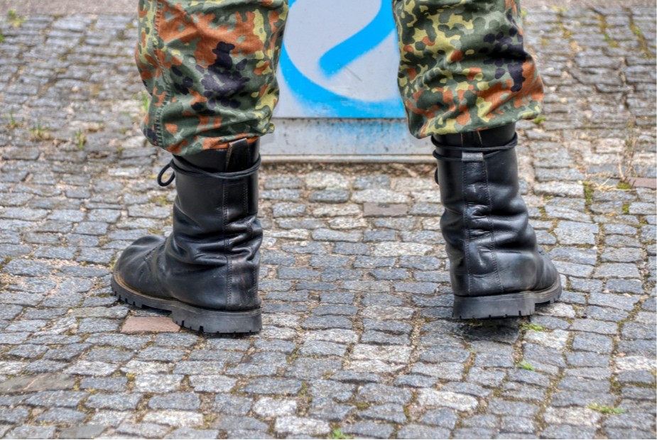 Trabalhador que permaneceu voluntariamente no serviço militar perde direito de retorno ao emprego